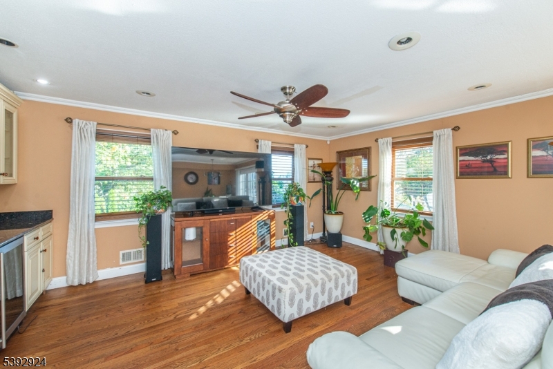 11 Mountain Way South