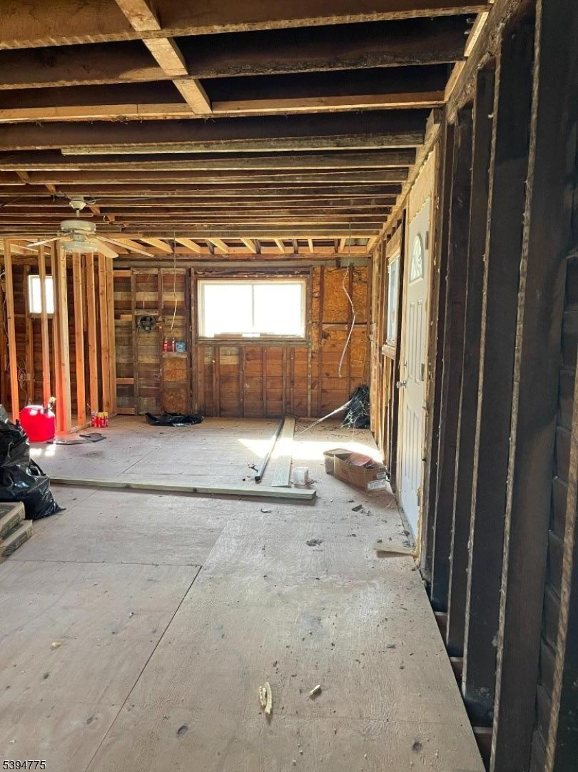 899 Adelphia-Farming Dale Rd