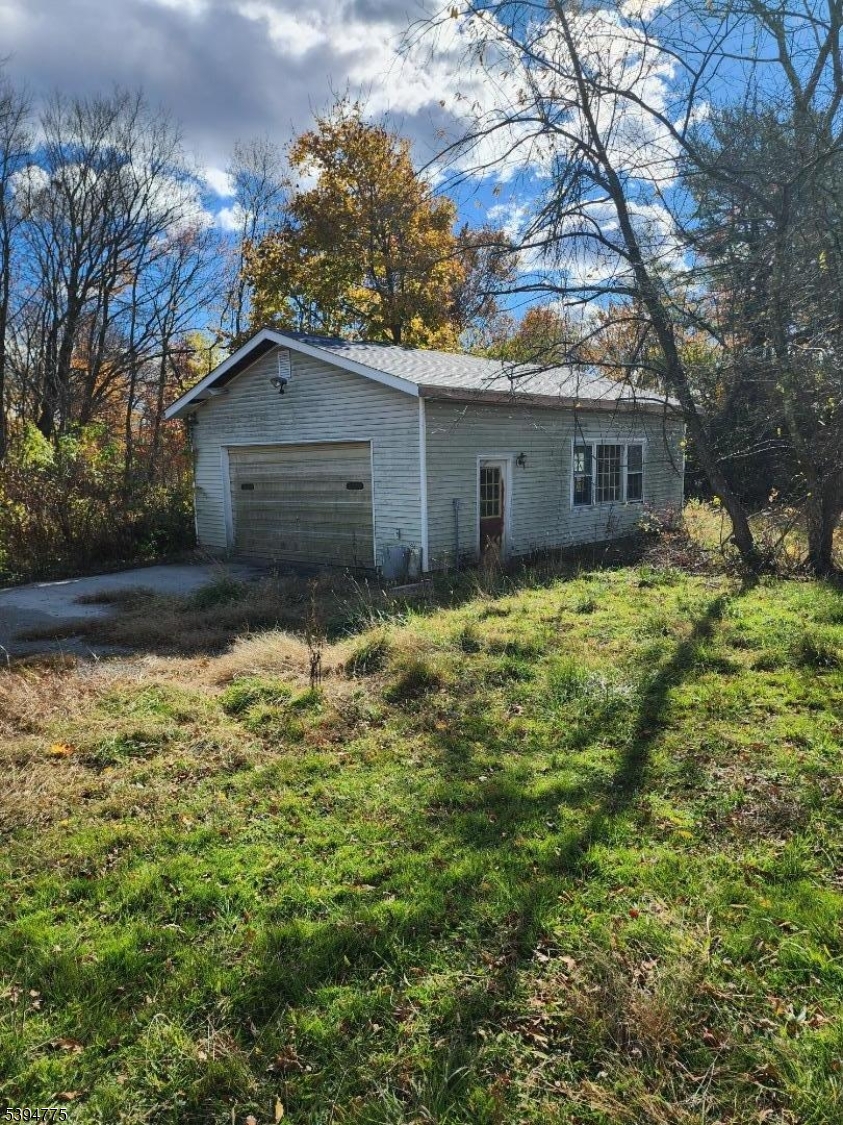 899 Adelphia-Farming Dale Rd