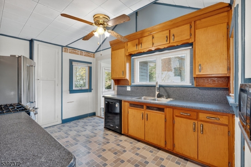 83 Lakeview Ave