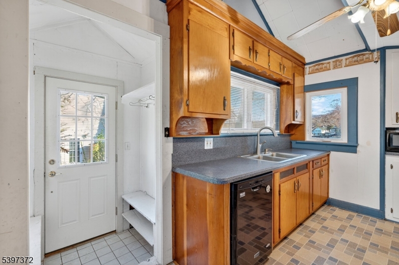 83 Lakeview Ave