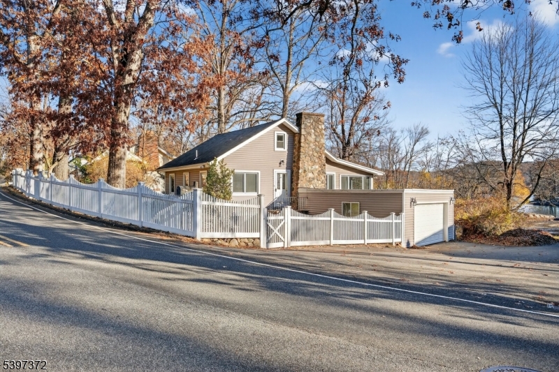83 Lakeview Ave