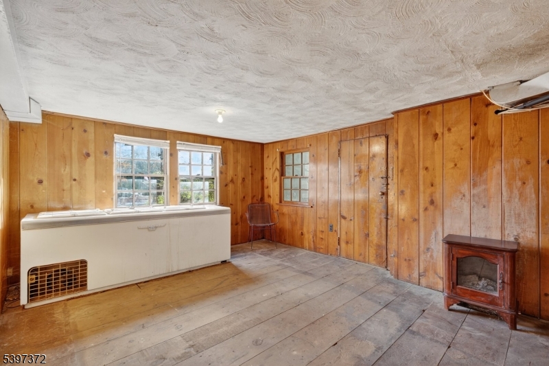 83 Lakeview Ave