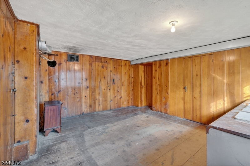 83 Lakeview Ave