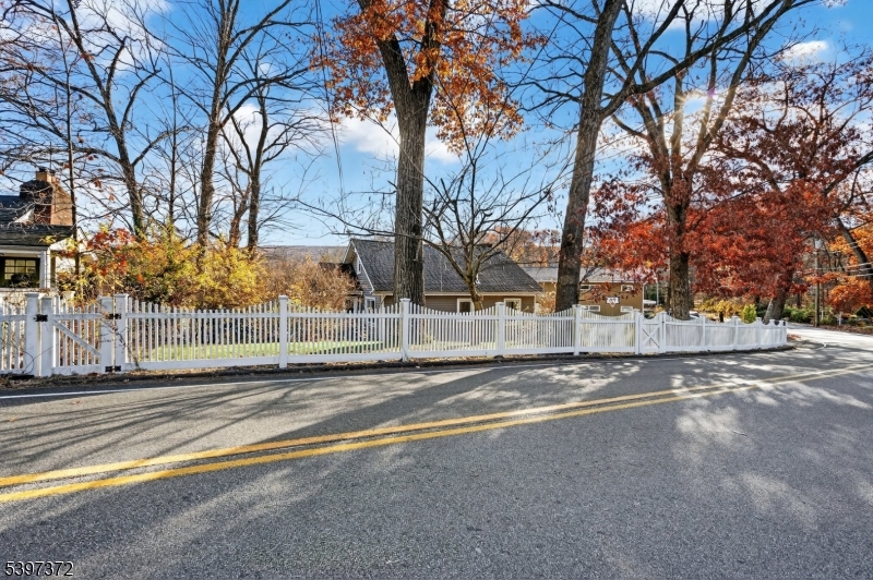 83 Lakeview Ave