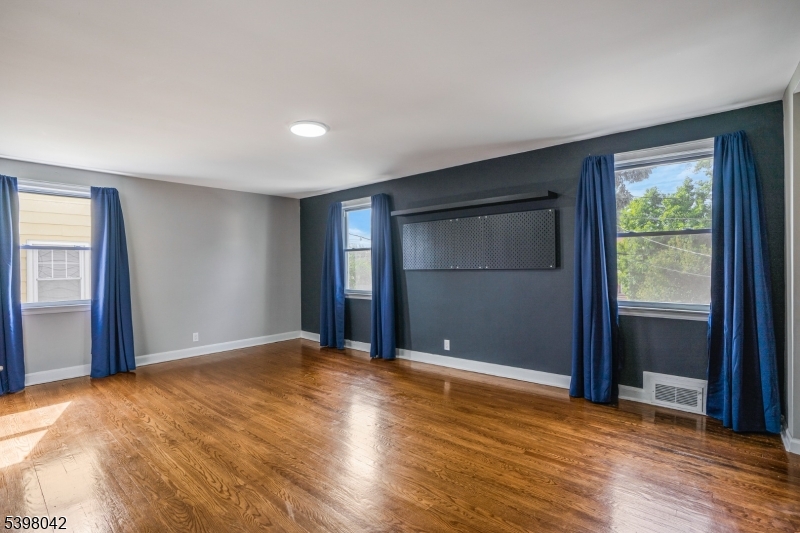 16 Pleasant Ave