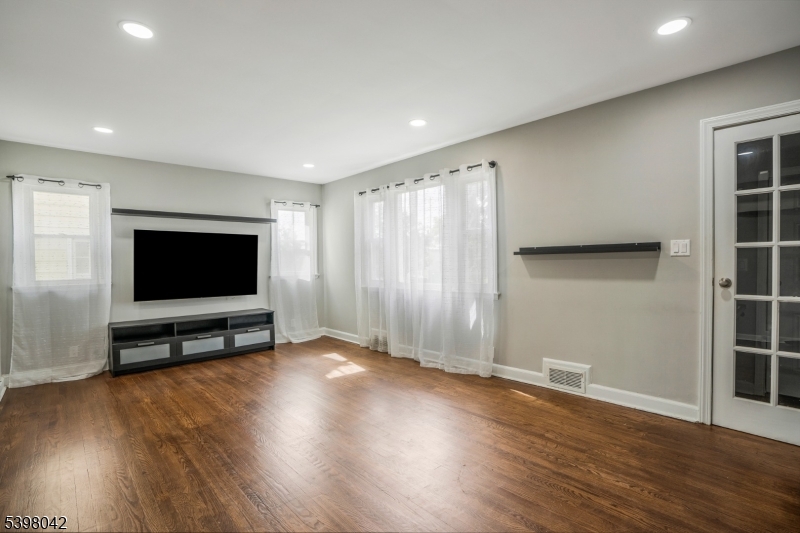 16 Pleasant Ave
