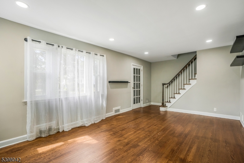 16 Pleasant Ave