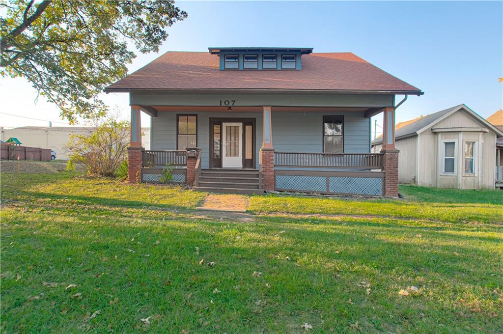 107 W Shawnee Street - Photo 1