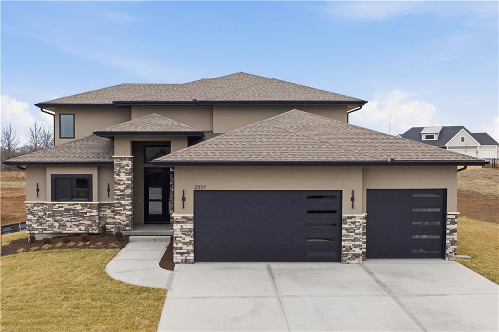 2531 NE Woodland Oak Circle - Photo 1