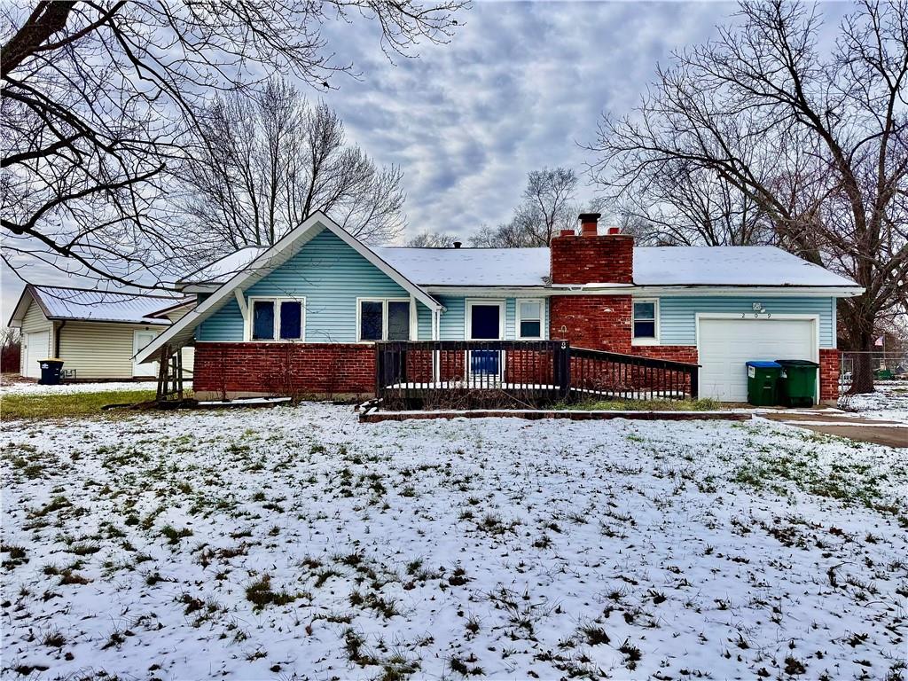 209 E Walnut Street - Photo 1