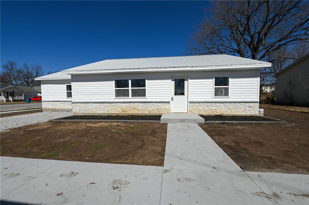 714 Broadway Street - Photo 1