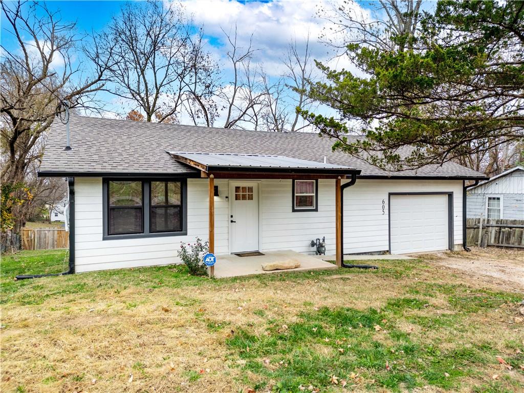 605 E Oak Street - Photo 1