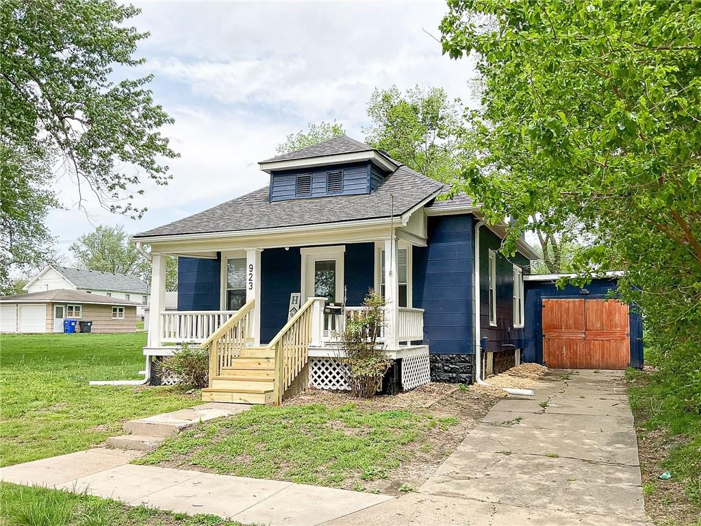 923 E 10th Street - Photo 1