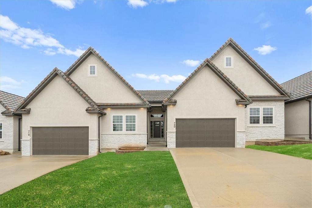 720 NE Lone Hill Drive #B - Photo 1