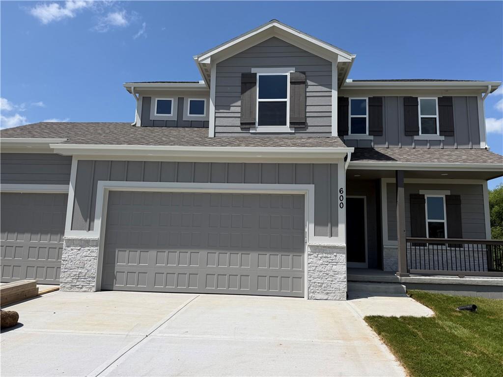 600 SW Valley Drive - Photo 1