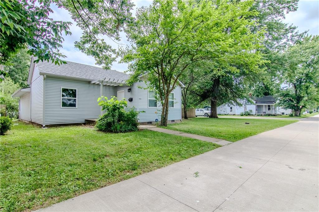 906 E 4th Street - Photo 1