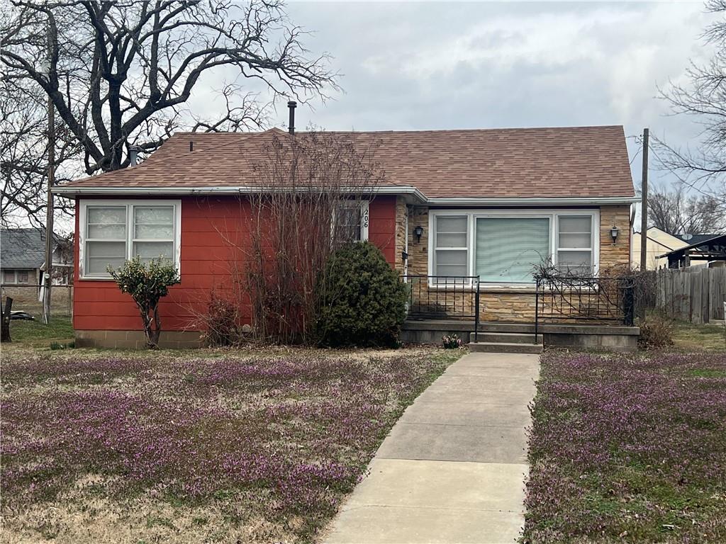 206 W Bradley Street - Photo 1