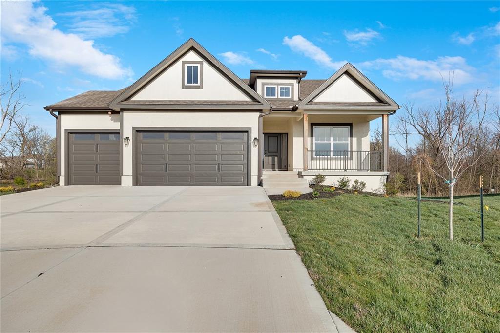 300 SW Hawthorne Court - Photo 1