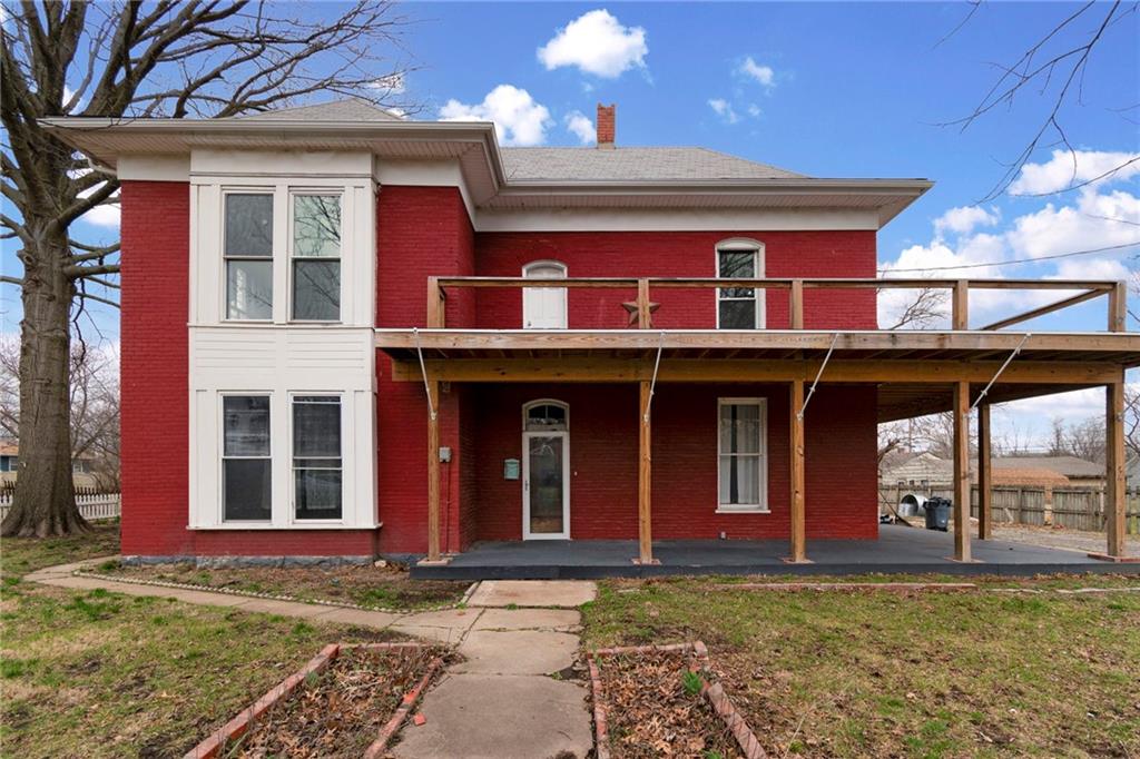 608 W Maple Street - Photo 1