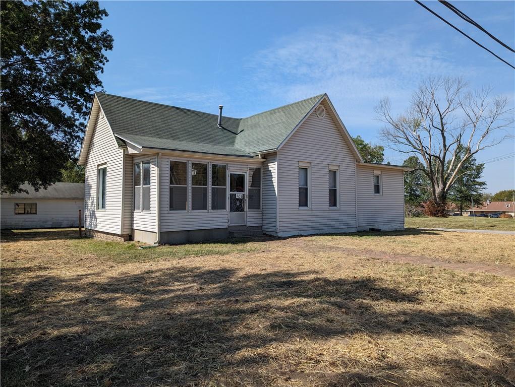709 W Benton Street - Photo 1