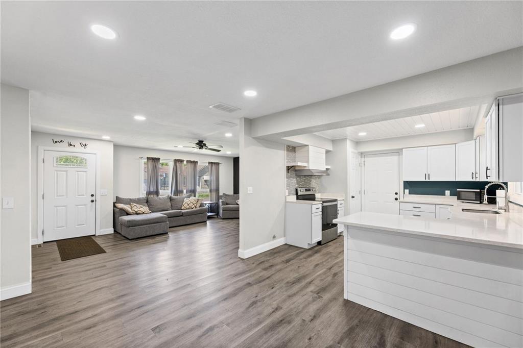123 W Douglas Street
