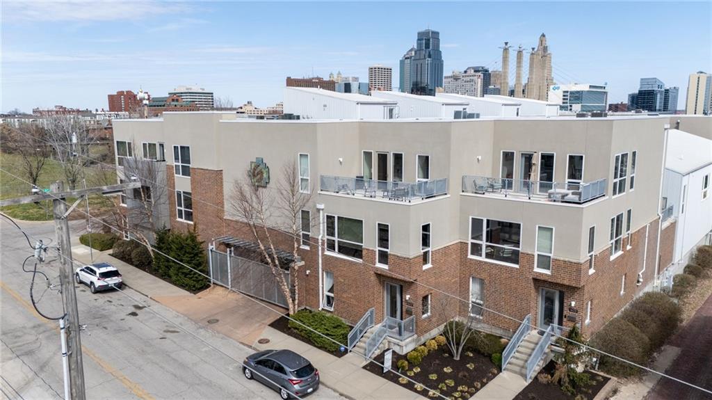 1605 Summit Street - Photo 1
