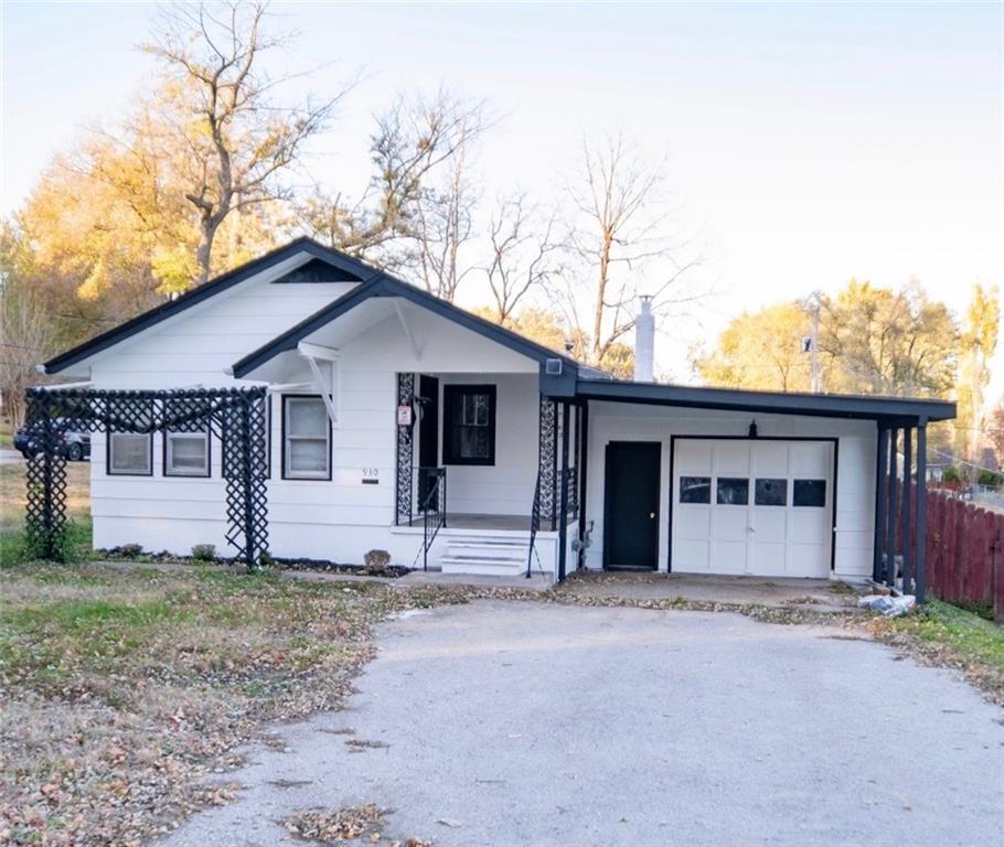 930 E Stone Street - Photo 1