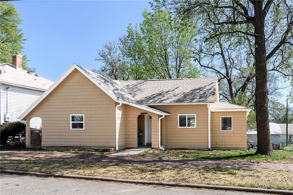 811 Dakota Street - Photo 1