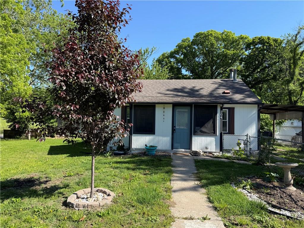 704 E Hayward Avenue - Photo 1