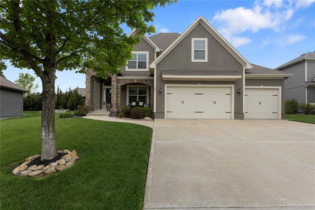 1809 NE Parks Summit Boulevard - Photo 1