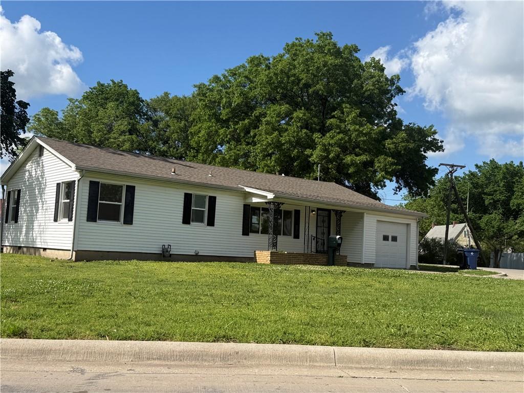 902 W 1st Street - Photo 1