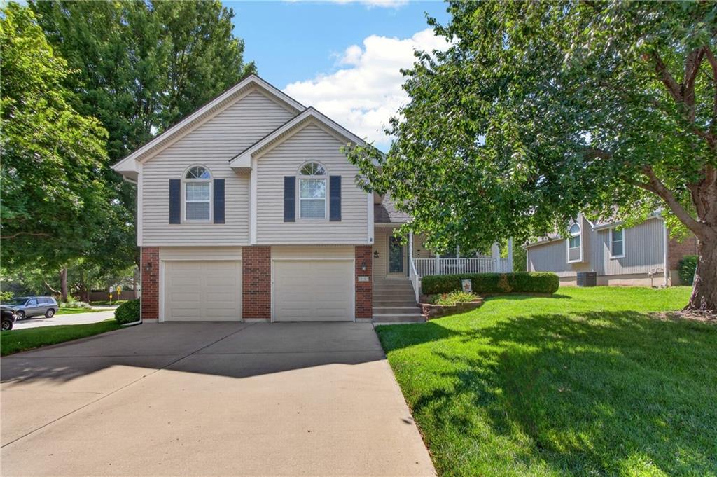 212 SE Bingham Drive - Photo 1