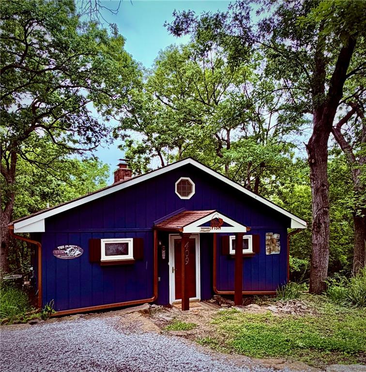 409 SW Lakeside Drive