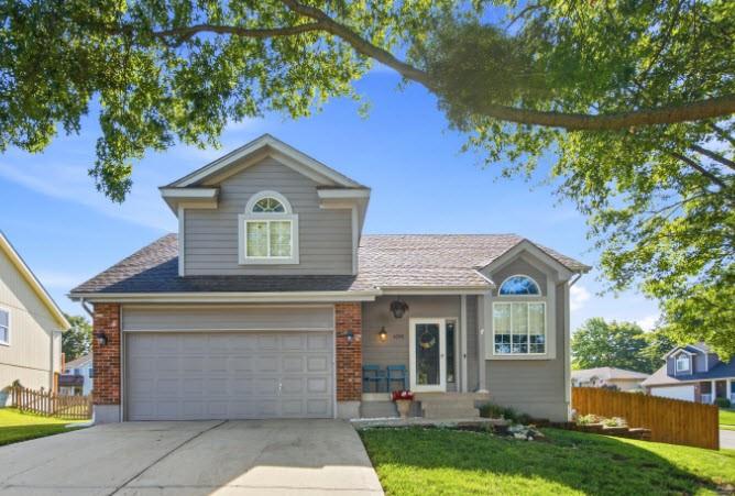 4301 NW Cortland Drive - Photo 1