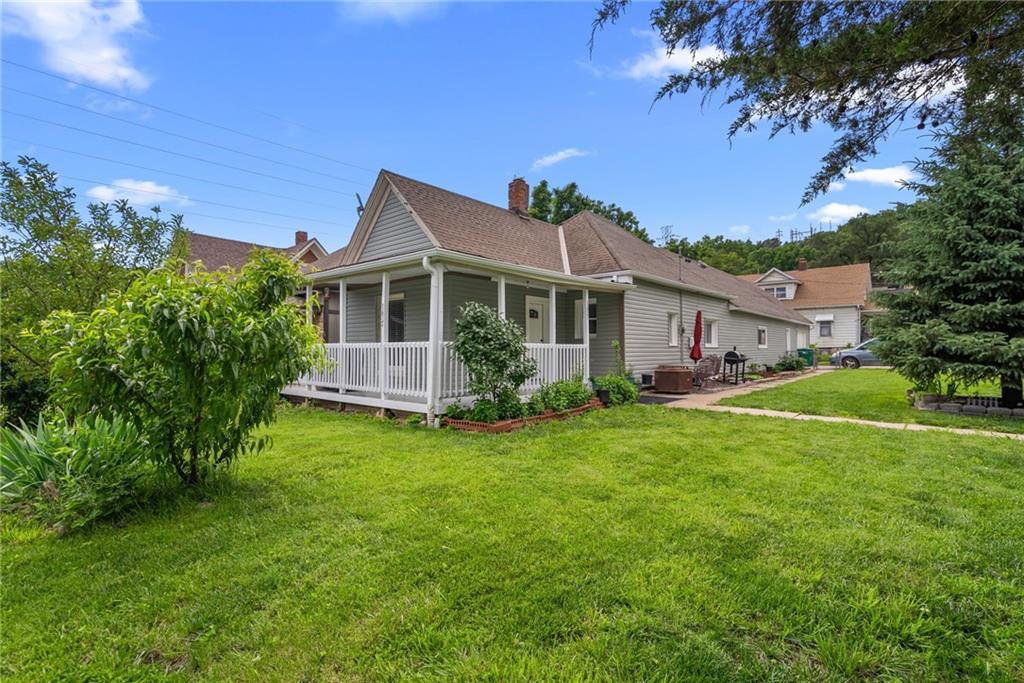 1617 METROPOLITAN Avenue - Photo 1
