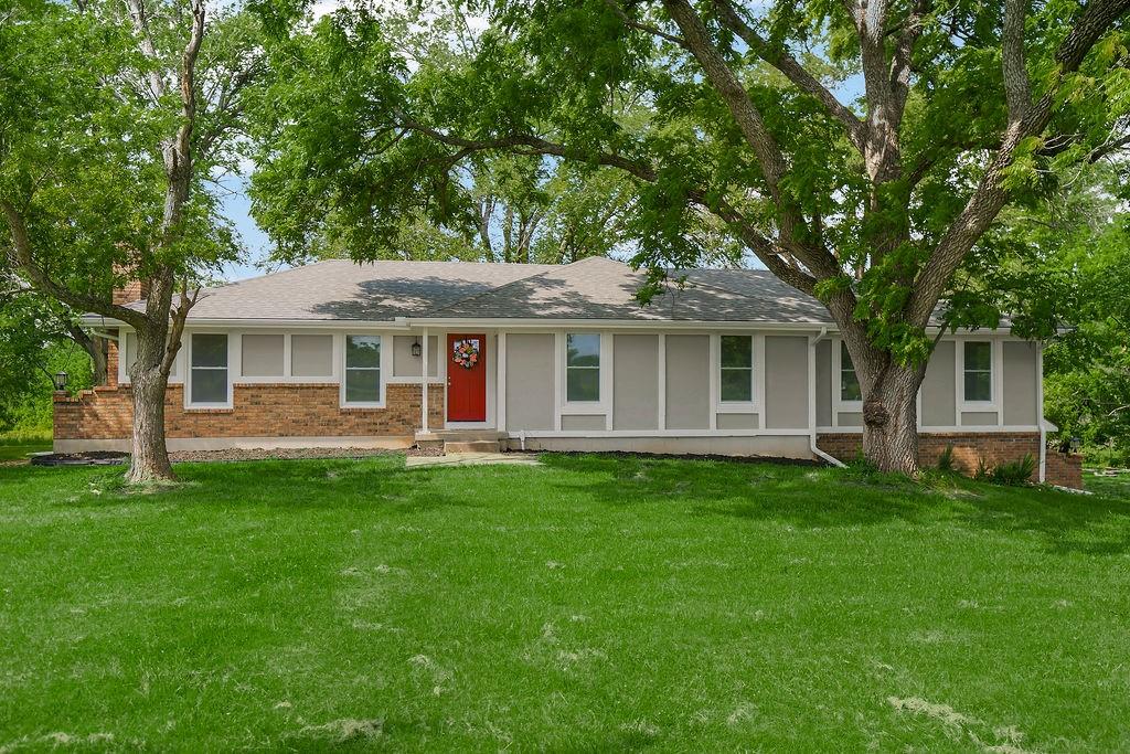 7910 E 233rd Street - Photo 1