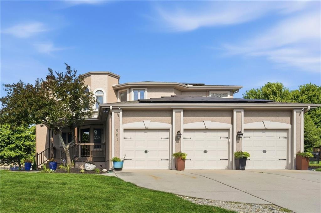 901 SW Raintree Drive - Photo 1
