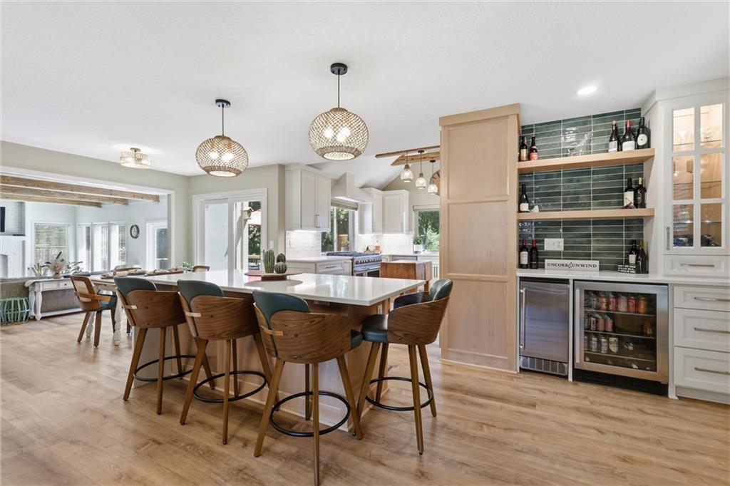 201 NE Shoreview Drive - Photo 1
