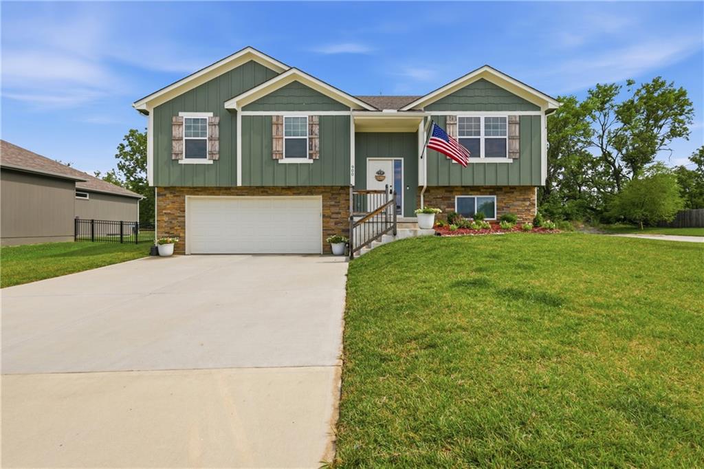 900 Crestwood Drive - Photo 1