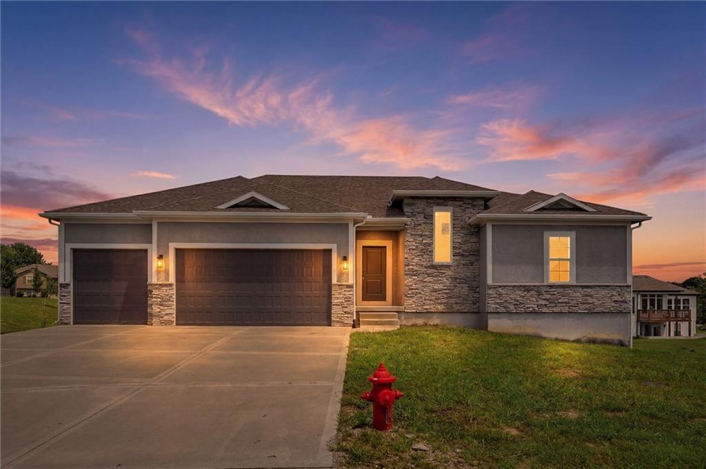 1114 SW Crabtree Circle - Photo 1