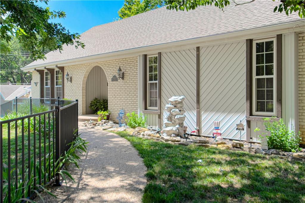 7600 N Park Avenue - Photo 1
