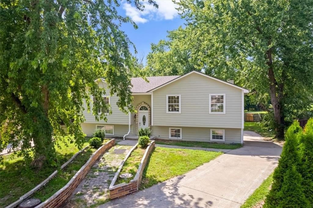 318 SE Bent Tree Drive - Photo 1