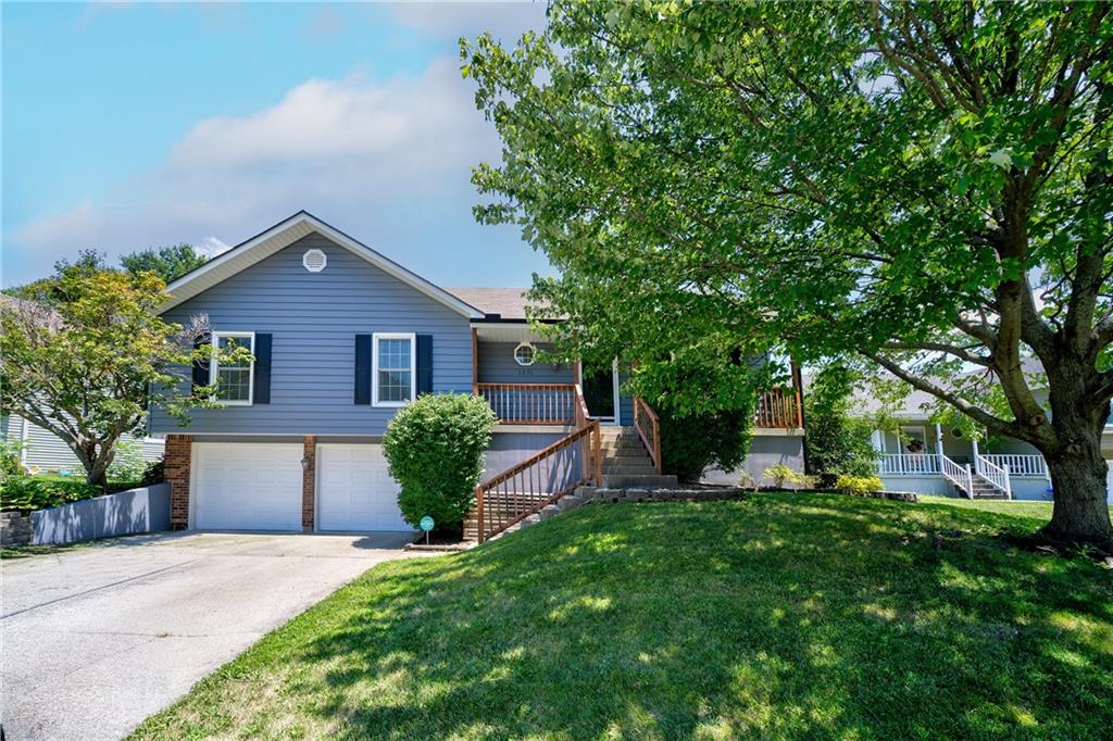1231 NE DEERBROOK Circle - Photo 1