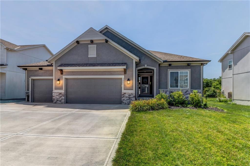 1821 NE Ravenwood Drive - Photo 1
