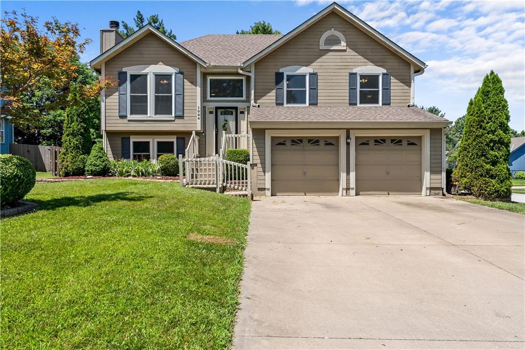 1004 SE Country Lane - Photo 1
