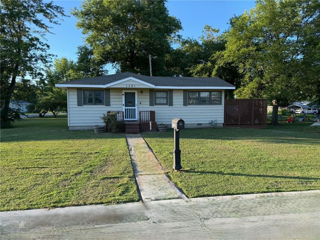 1201 E Sycamore Street - Photo 1