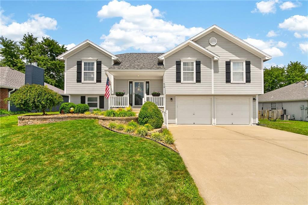618 SW Gateway Drive - Photo 1