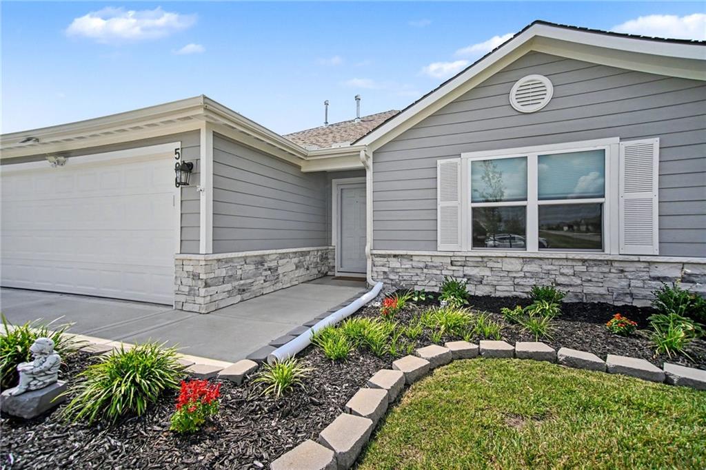 500 SE Laurel Drive - Photo 1