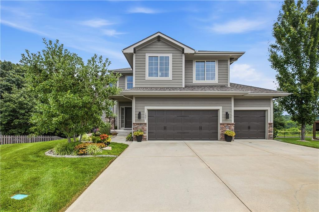 1021 SE Scarlet Court - Photo 1